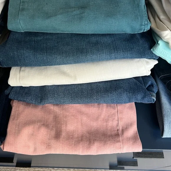 Lot of 23 different pairs of Jeans.
